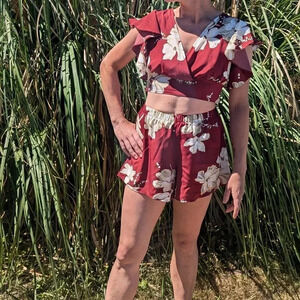 2 piece burgundy & cream floral, high waist shorts & crop top, Women's M O14